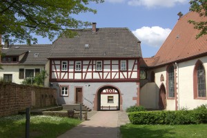 Das Torhaus bildete einst den Hauptzugang zum Kirchhof.