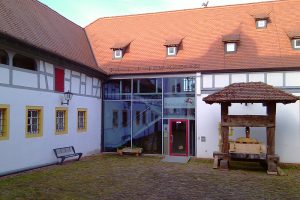 Der Eingang des Bachgaumuseums wird von einer historischen Weinpresse flankiert. Foto: Michael Abb, 2011.