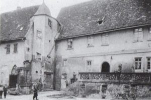 Aufnahme des Innenhofs mit Ziehbrunnen ca. 1910. Bild: Geschichtsverein Bachgau.