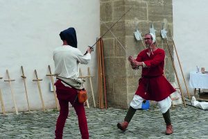 Thomas Hönle und Jan Sachers von Historisches Fechten Würzburg 2019 bei einer Vorführung auf der Festung Marienberg in Würzburg