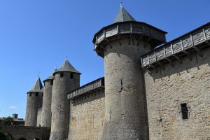 Rekonstruktion eines auskragenden Wehrgangs in der Burg von Carcassonne. Foto: Patrick Giraud, Wikimedia Commons, CC-BY-SA-3.0
