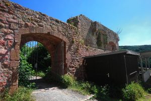 Innenseite der südlichen Ringmauer: Tor und Südbau. Foto: Burglandschaft
