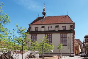 An die Aschaffenburger Jesuitenkirche, erbaut 1619-21, sind die Gebäude des 1612 gegründeten Jesuitenkonvents angeschlossen. Heute beherbergt der Komplex zwei Museen. Foto: Burglandschaft