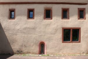Ostflügel mit romanischem Rundbogenfenster. Foto: Burglandschaft