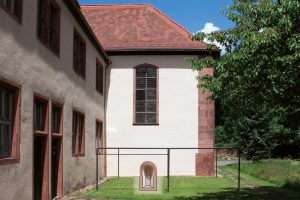 Südseite des Chors der Klosterkirche mit dem Rest eines romanischen Rundbogenfensters. Foto und Bearbeitung: Burglandschaft